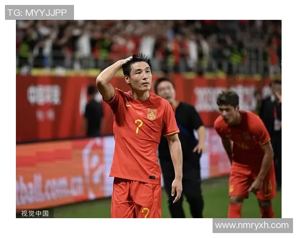 足球巨星真情时刻赛后将球衣赠予球迷场面温暖感动人心